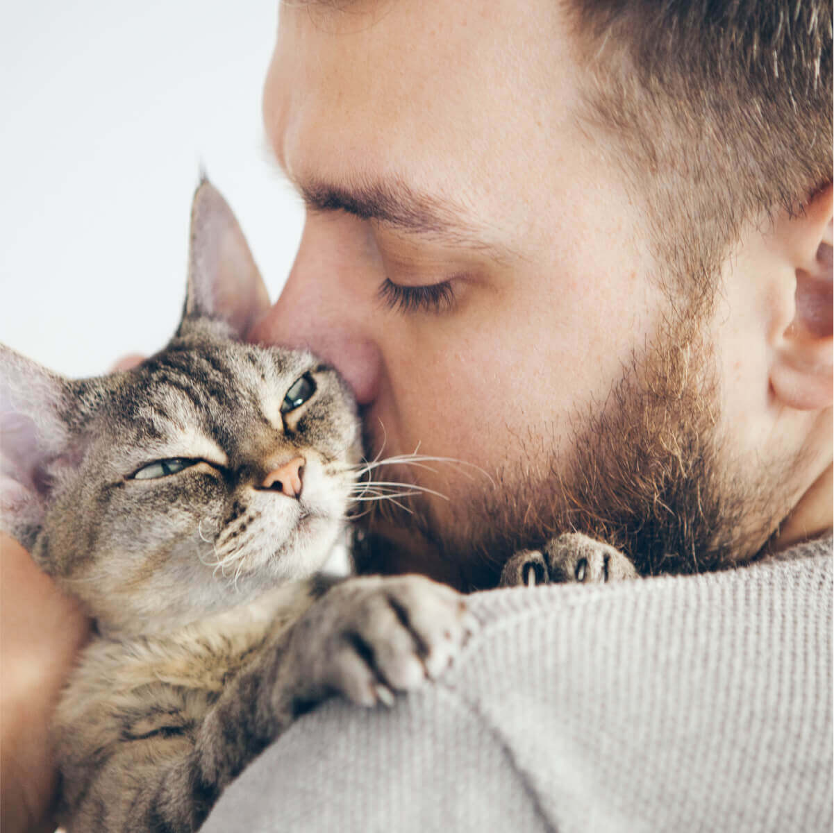 A man holding cat